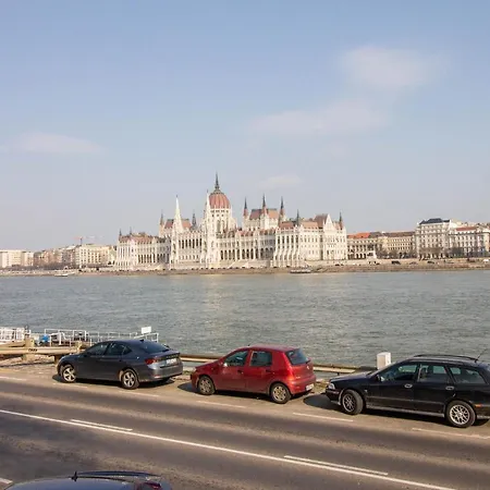 Apartament The River