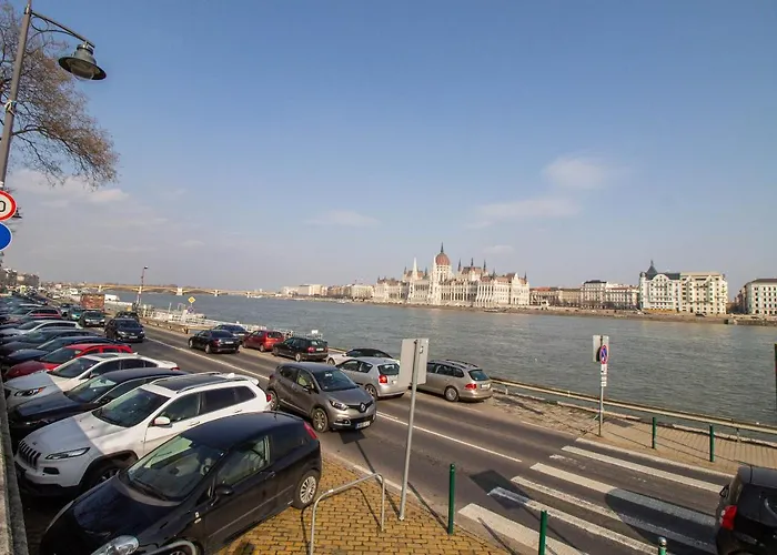 The River * Βουδαπέστη